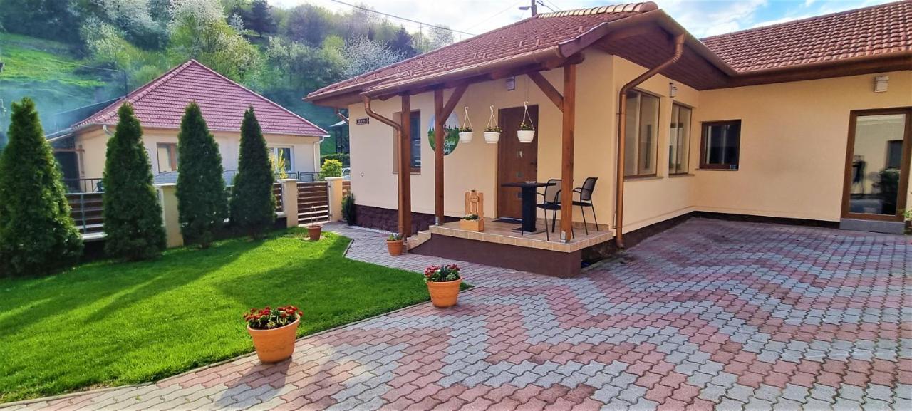 Hos-Cegledi Vendeghaz Miskolc -Oenallo Otthon, Mely Csak Az Oenoeke エクステリア 写真